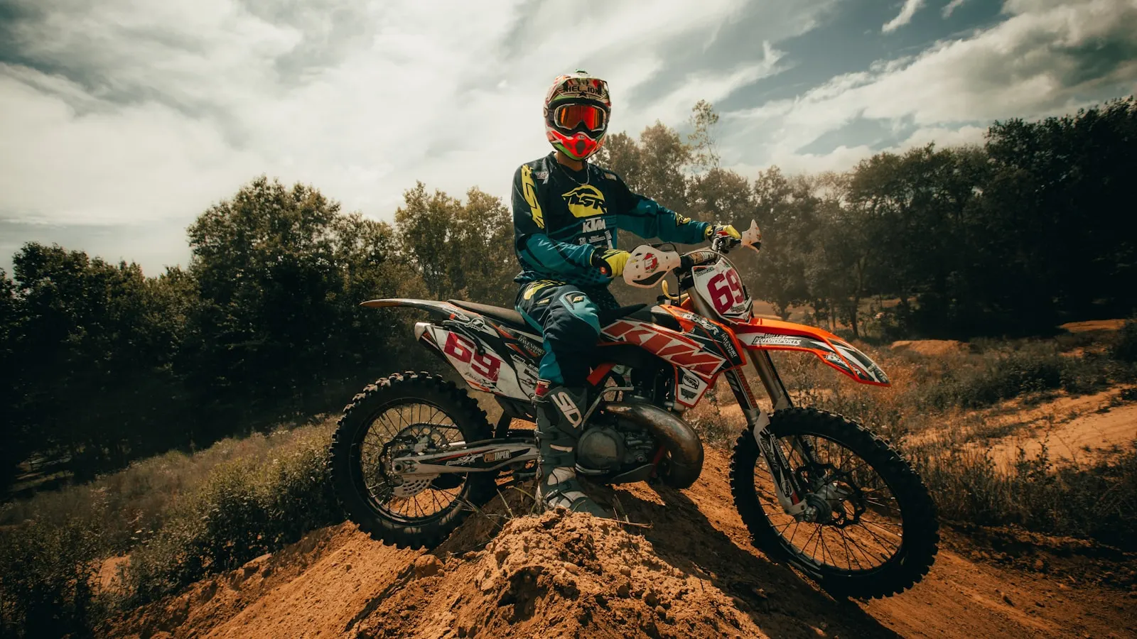 Rider equipado FOX en moto Kawasaki motocross